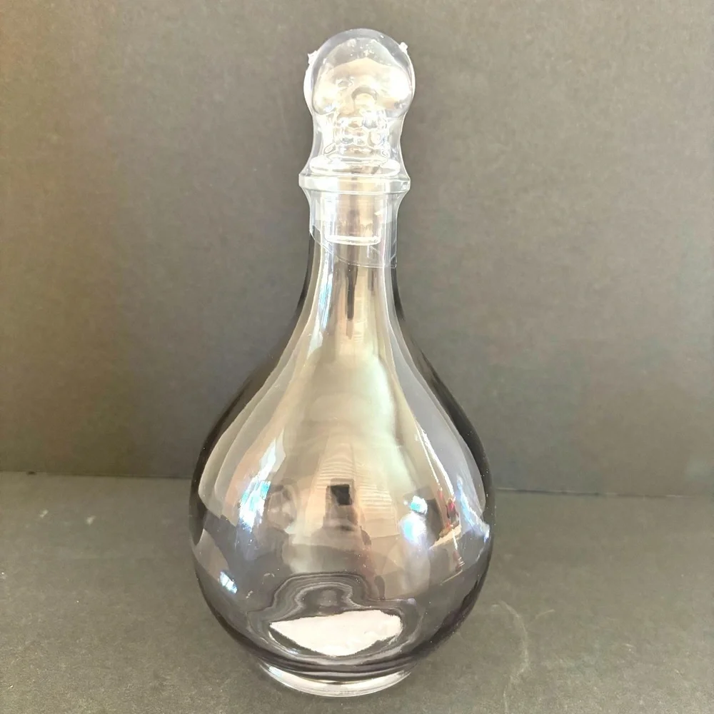 Skull Whiskey Decanter w/ A Skull Stopper &Smoked Grey Glass Bulbous 9.5” NEW